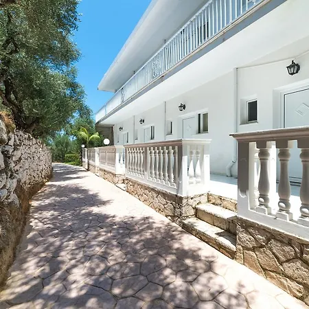 Ruassi Lägenhetshotell 3*